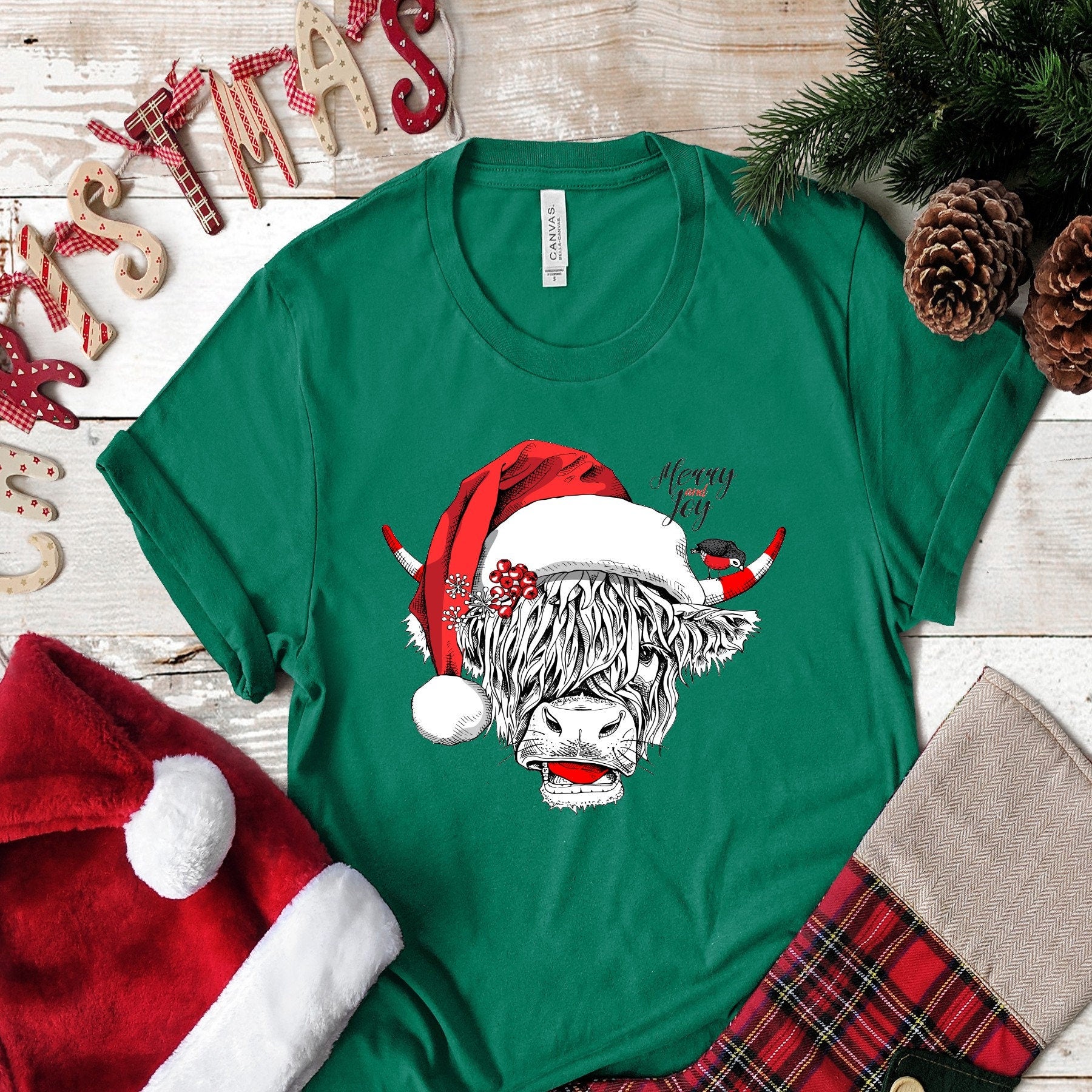 Christmas Highland Cow T-Shirt: Santa Hat Holiday Tee